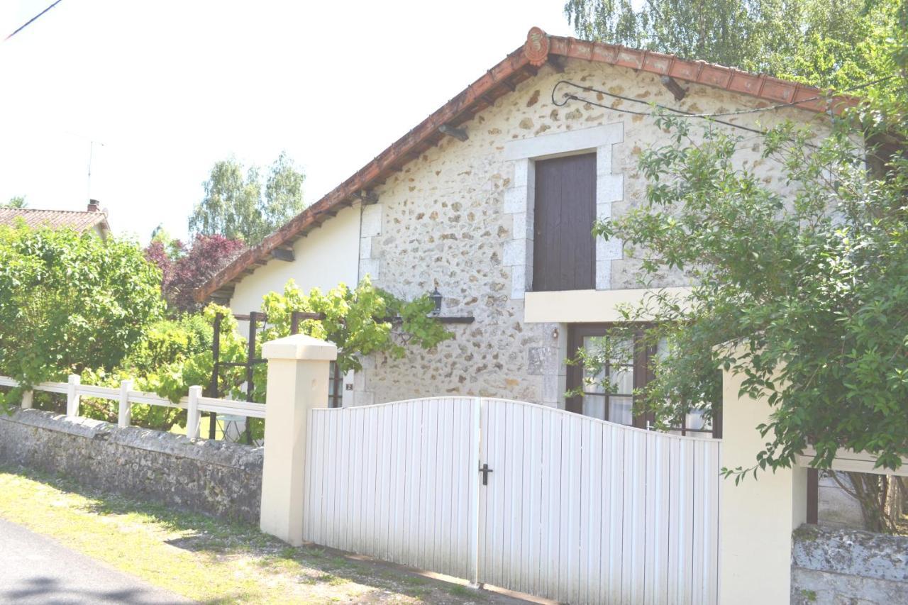 Les Bruyeres Gite Montbron Exterior photo